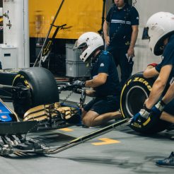 Pit crew changing tyres